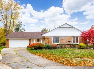 427 Lexington Rd, Grosse Pointe Farms, MI 48236