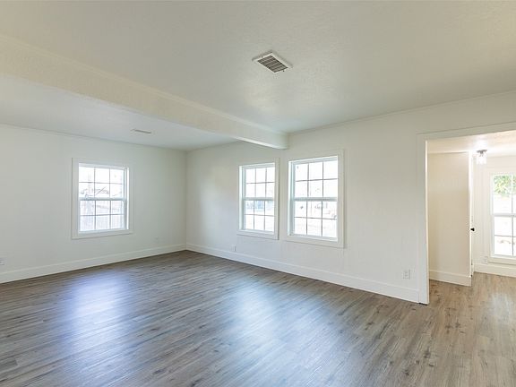 5th image of 909 Lane Ave