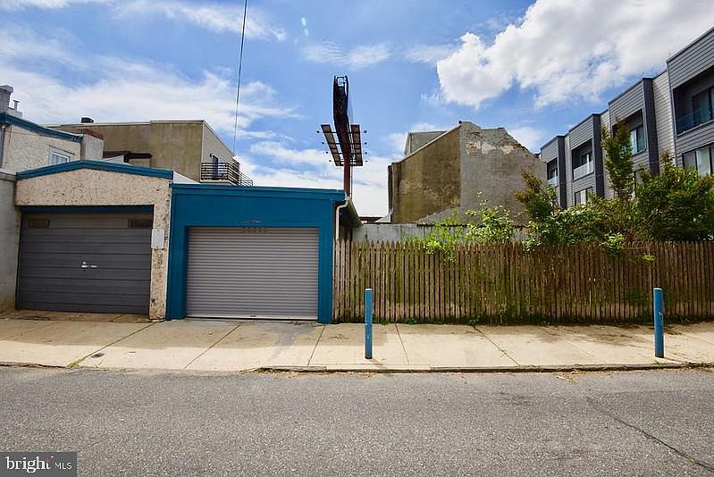 2nd image of 326 E Wildey 28 St