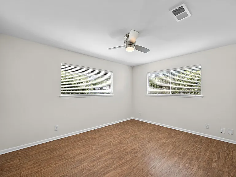 8600 Hathaway Dr — Photo 14
