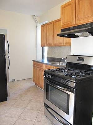 5th image of 307 12th St APT 17
