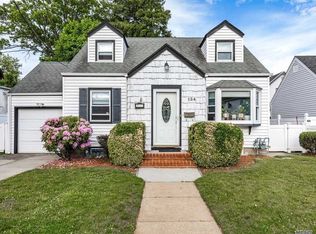 134 Rolling St, Lynbrook, NY 11563