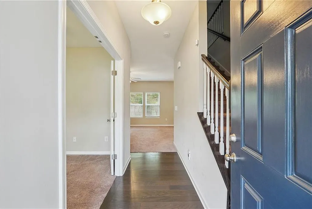 4 bed, 2.5 bath, 2000 sqft, $2,450 — Photo 2