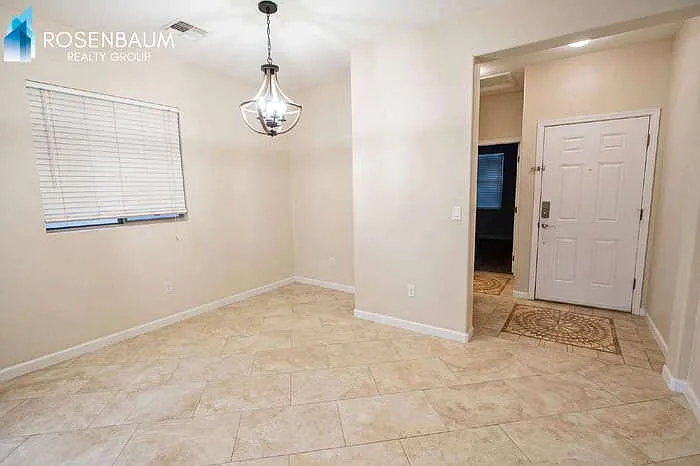 5 bed, 2.5 bath, 1835 sqft, $1,995 — Photo 2