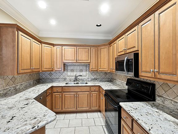 4th image of 246 Windsor Terrace Dr
