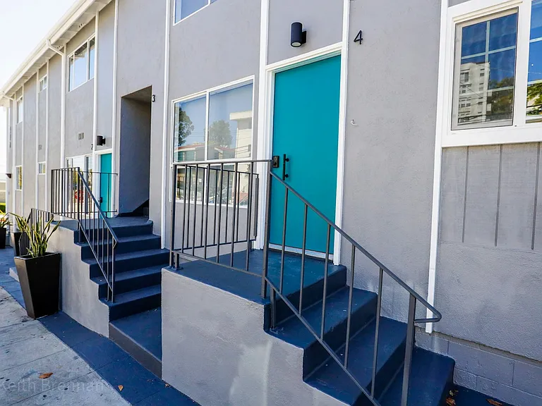 900 W College St #4 — Photo 24