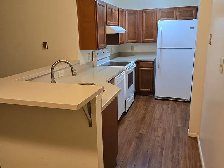 418 Emery St — Photo 9
