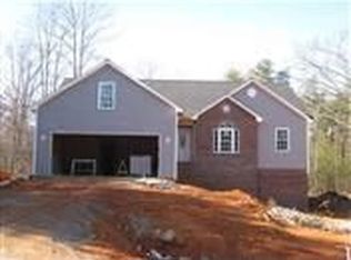 4562 River Run Cir, Hickory, NC 28602