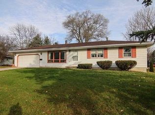 207 Hilltop Cir, Brooklyn, WI 53521