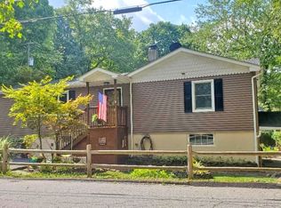 2 Fisk Trl, Hopatcong, NJ 07843
