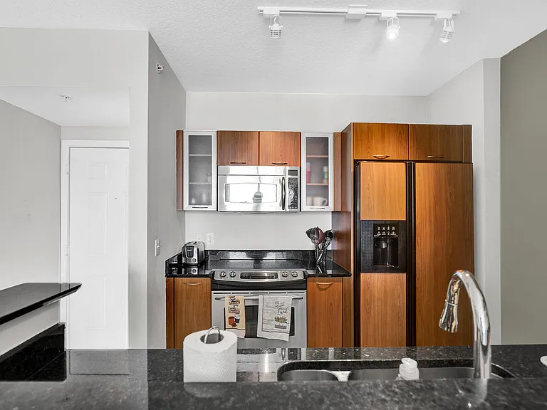 100 NE 6th St #203 — Photo 8