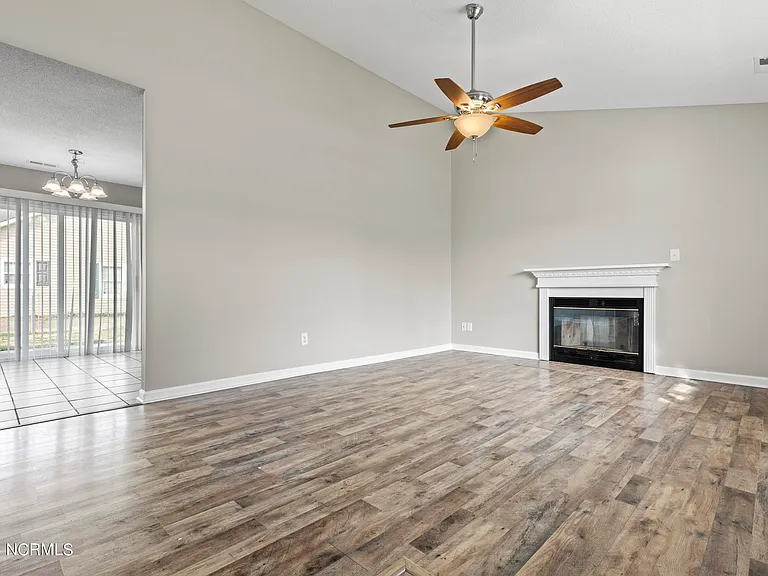 305 Foxridge Ln — Photo 10