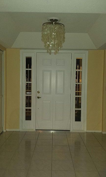 1st image of 1315 E Canterbury Dr