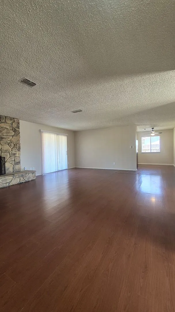 Spacious 3BD 2BA Home, 2-Car Garage, Huge Backyard, Washer/Dryer Hook-Ups — Photo 3