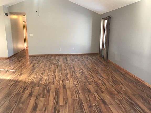 3rd image of 415 Saltire Dr
