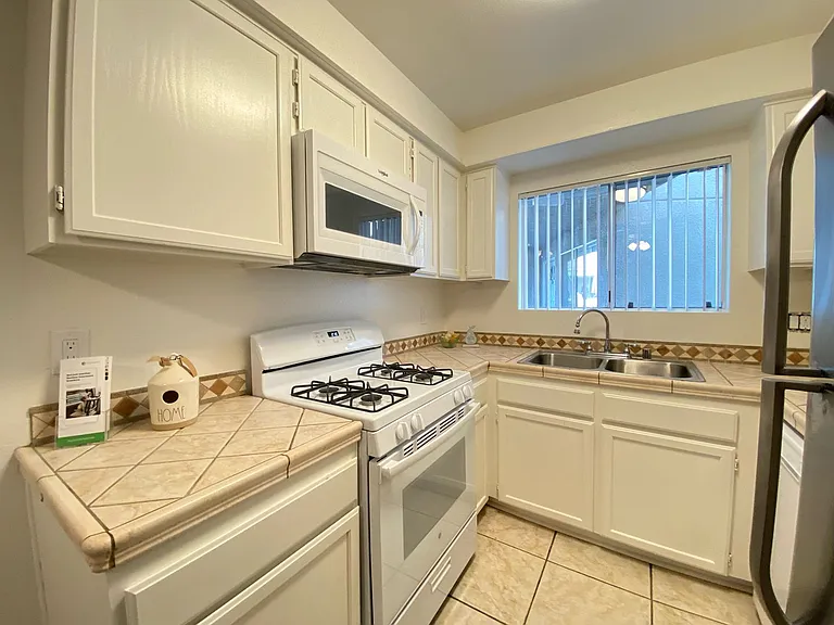 Farmdale Court Apartments — Photo 18
