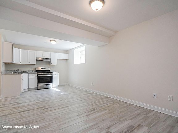 4th image of 158 Cloverdale Ave #2