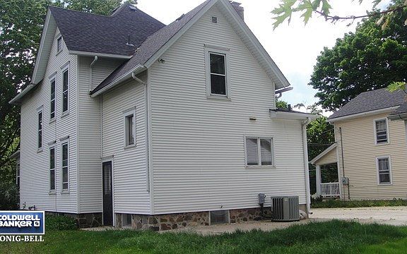 3rd image of 10903 N Woodstock St