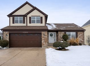 1280 Clover Ln, Hoffman Estates, IL 60192