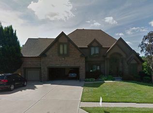 10405 River Hills Dr, Parkville, MO 64152