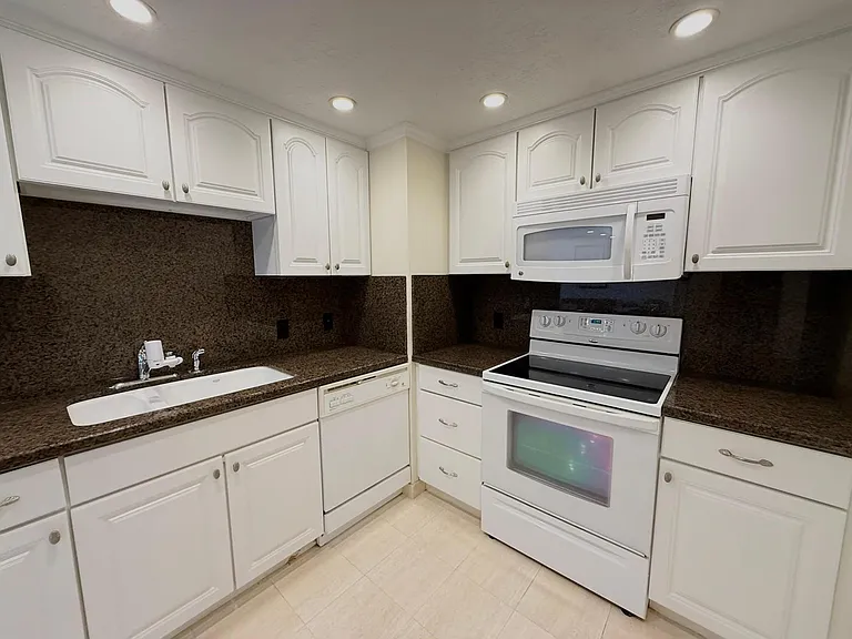 5600 N Flagler Dr #2209 — Photo 3