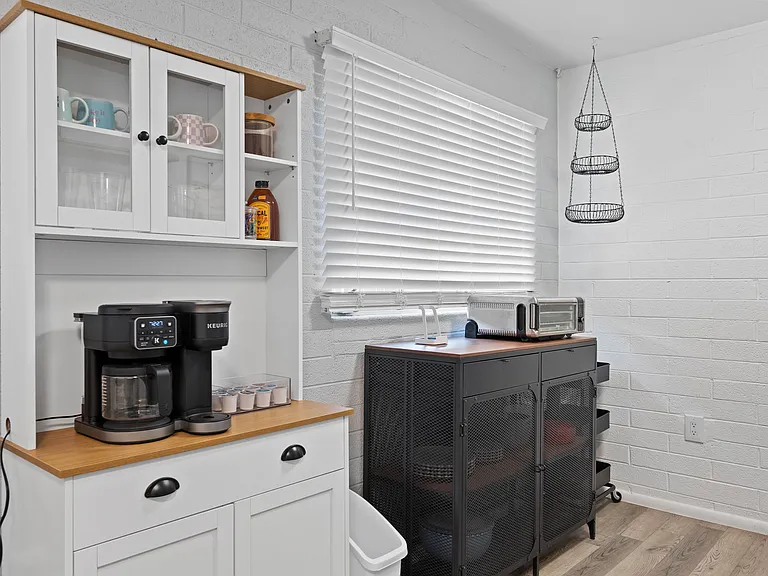Kitchen / coffee bar