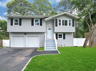 81 Penn St, Lake Grove, NY 11755
