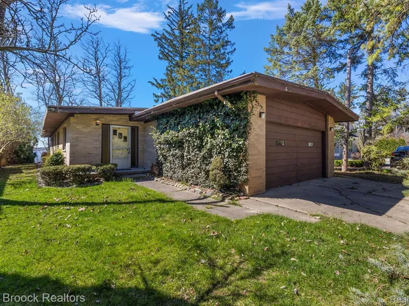 3549 Wards Point Dr, West Bloomfield, MI 48324