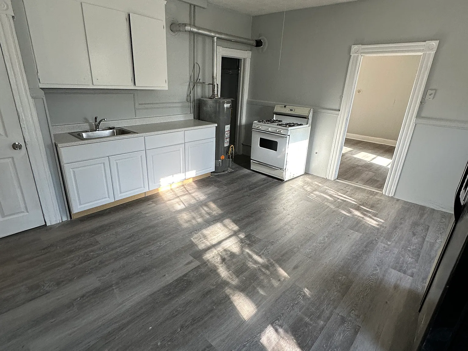2 bed, 950 sqft, $1,300 — Photo 2