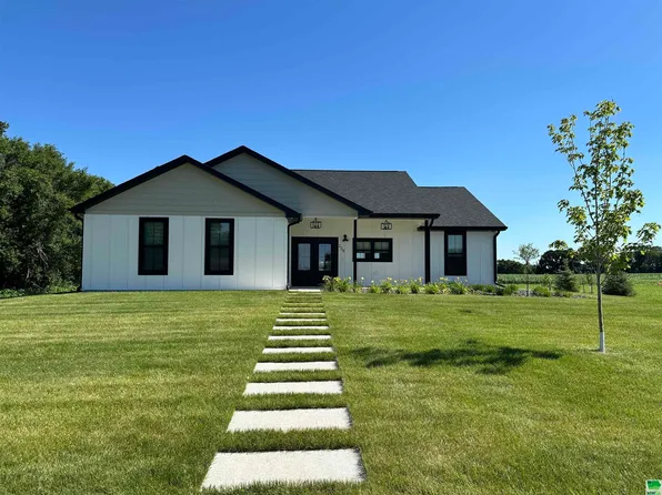 228 Purdue St, Vermillion, SD 57069