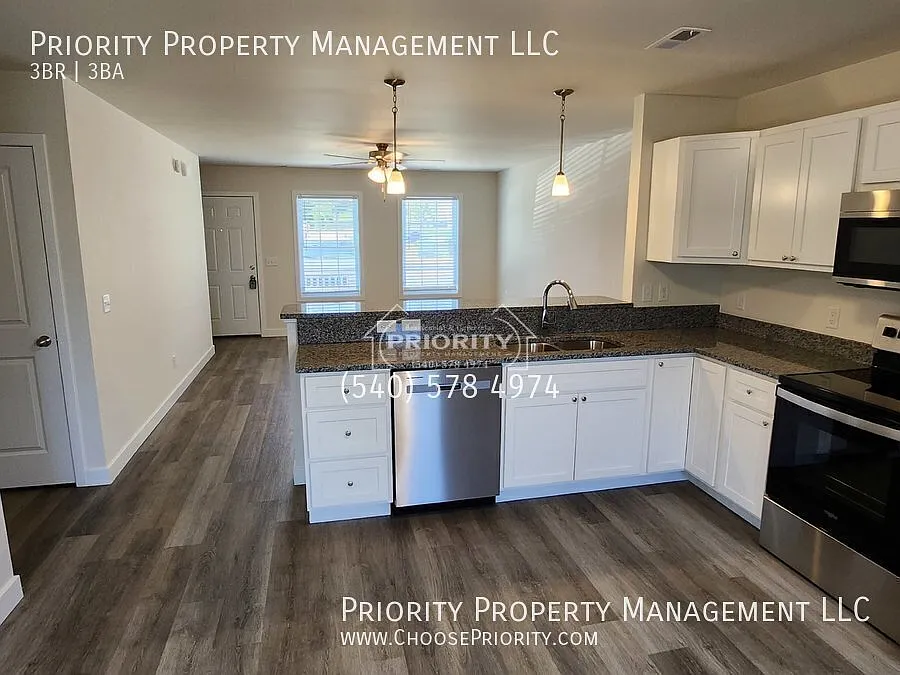 3BR 2.5BA End Unit Townhome, Harrisonburg — Photo 3