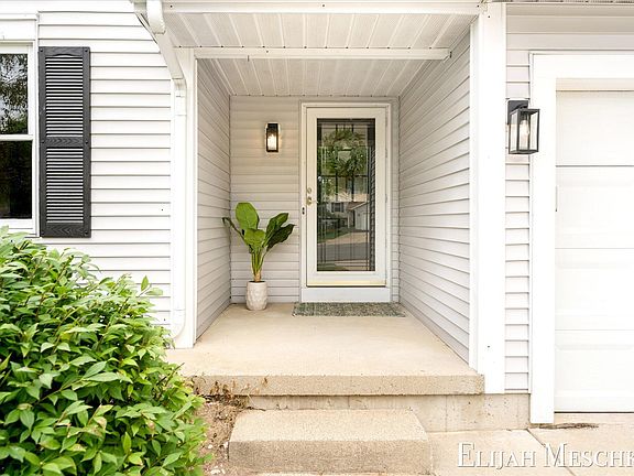 3rd image of 1385 Shaw Ct NE