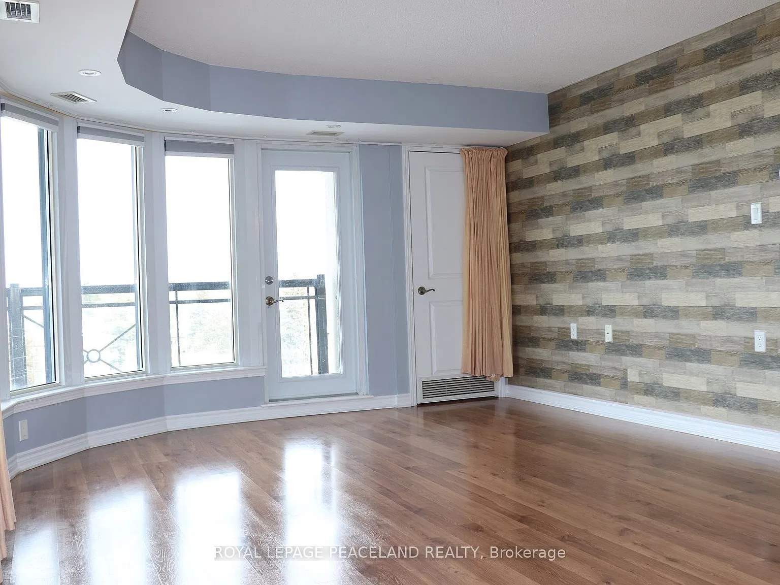 872 Sheppard Ave W — Photo 2