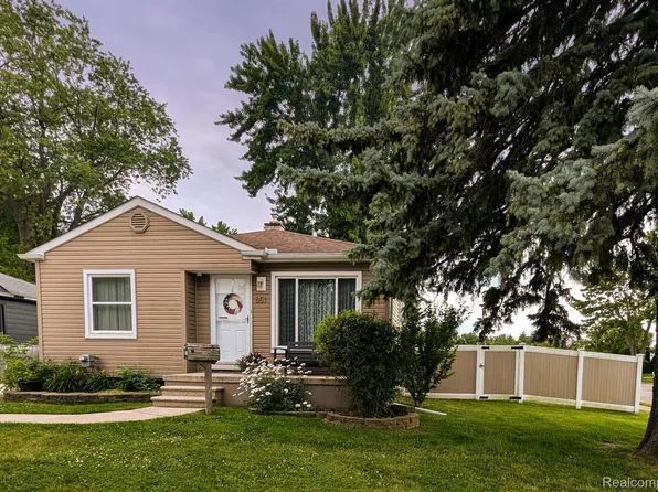 651 Broadacre Ave, Clawson, MI 48017