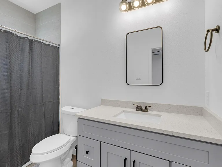 Private Ensuite Full Bathroom