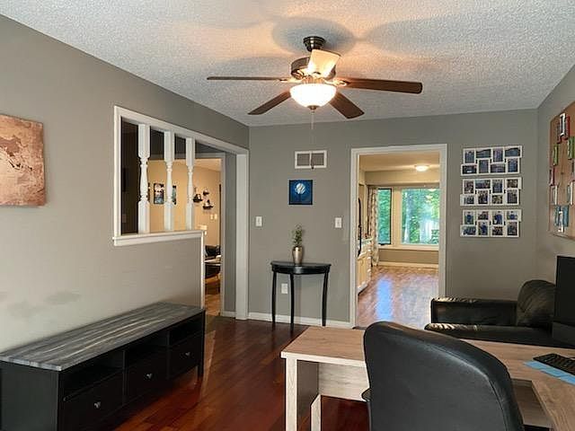 1st image of 600 SW Parkwood Dr #600