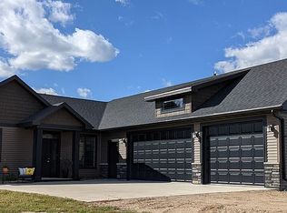 9243 Mulholland Dr, Grand Forks, ND 58201
