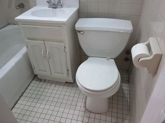 5th image of 141 Montrose Ave APT 3L