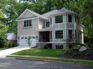 2707 N Dinwiddie St, Arlington, VA 22207