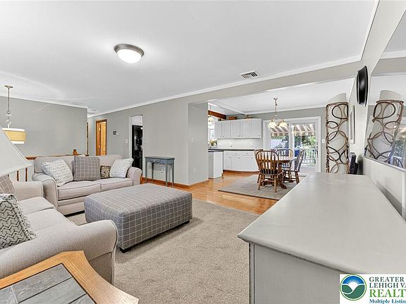3rd image of 213 Applewood Dr