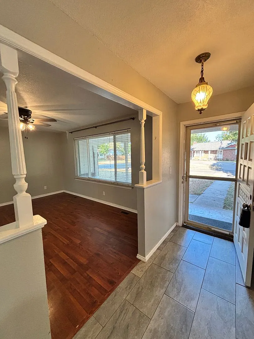 Large 3 Bedroom 2.5 Bathroom in El Reno!! — Photo 3