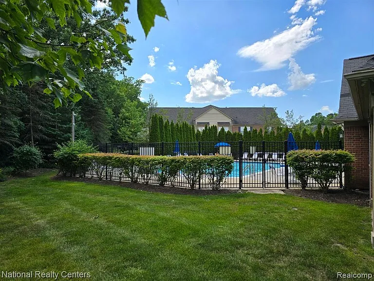 4058 Radcliff Dr — Photo 36