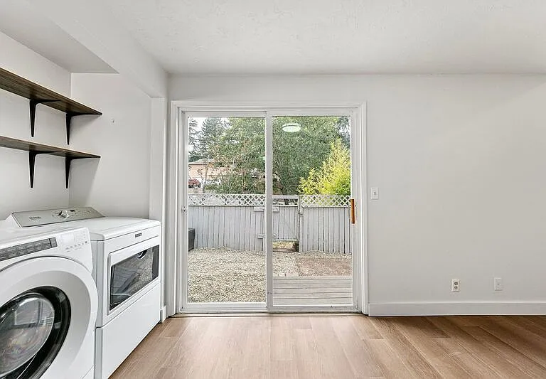 2105 Hawkins Ln — Photo 21