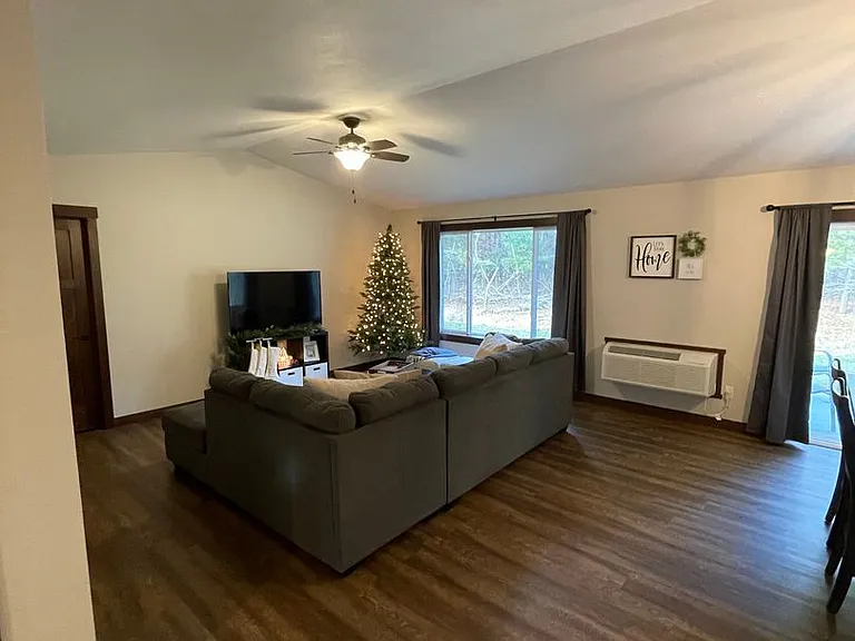 122-124 Hickory Ln — Photo 5