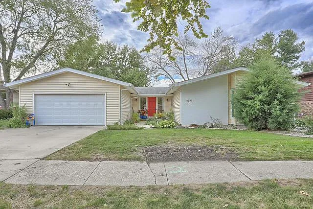 2201 Rebecca Dr photo 1