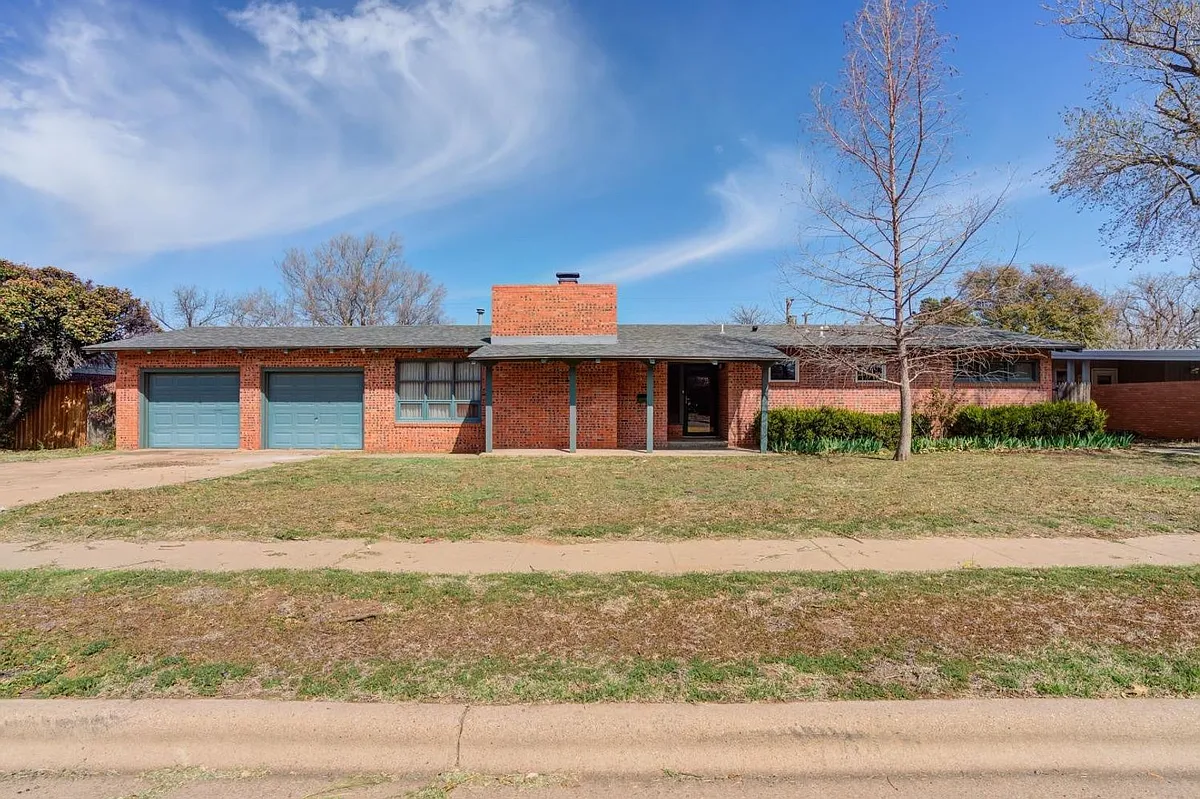 Photo 2 of 30 - 3410 40th St - Lubbock, TX Building Photo - 3410 40th St