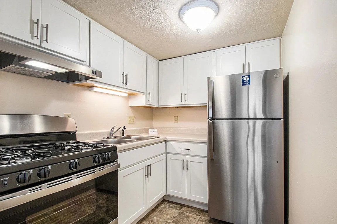 Hickory Village Apartments — Photo 4