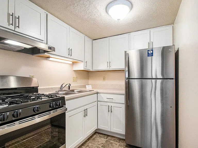 Hickory Village Apartments — Photo 4