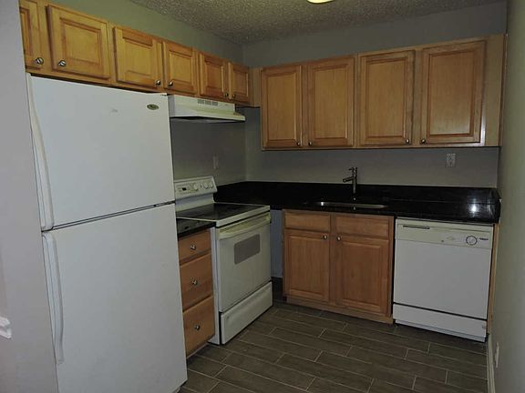 5th image of 414 Meadows Cir #414