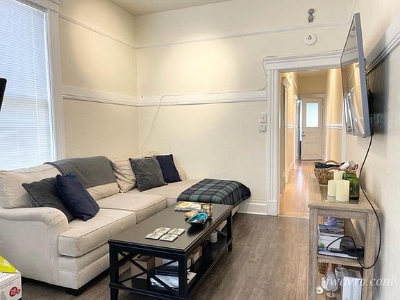 5th image of 2981 Sacramento St #4